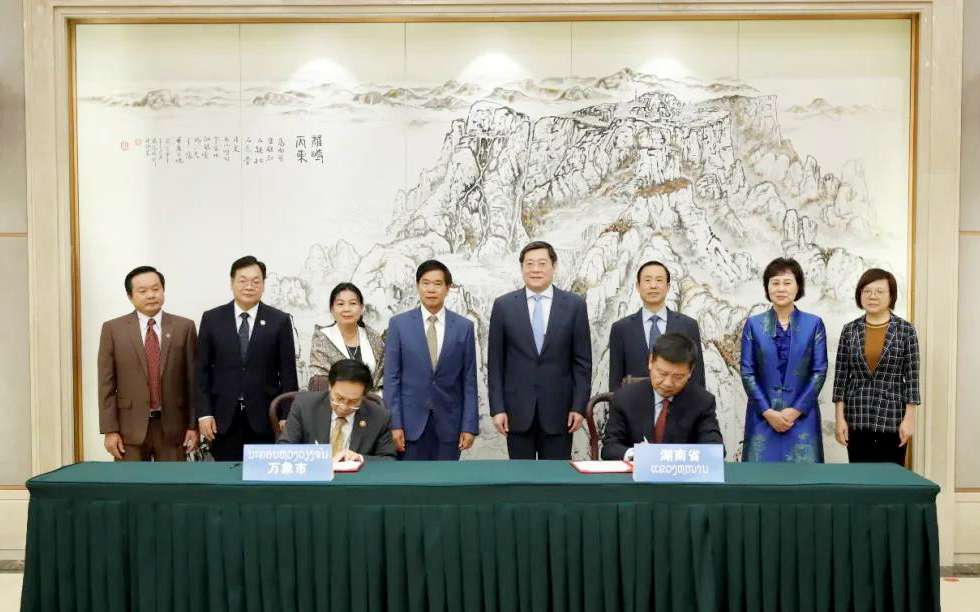 盈峰環(huán)境向老撾萬(wàn)象捐贈(zèng)7臺(tái)環(huán)衛(wèi)裝備，助力“一帶一路”建設(shè)